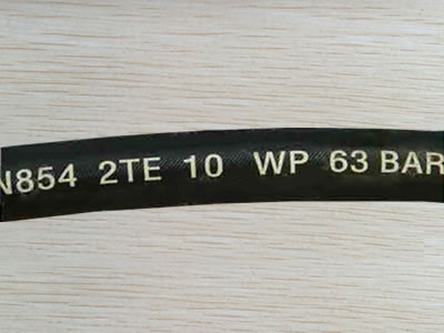 A section of EN854-2TE hydraulic hose with 63 bar working pressure.
