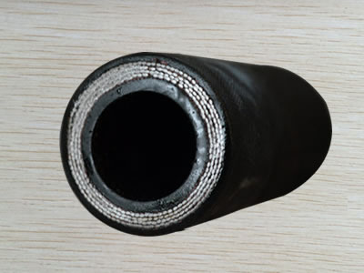 The cross section of DIN EN856 4SP hydraulic hose.