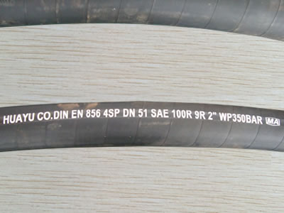 Two EN856 4SP hydraulic hoses are on the floor.
