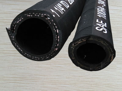 The cross section of SAE 100 R4 hydraulic hose.